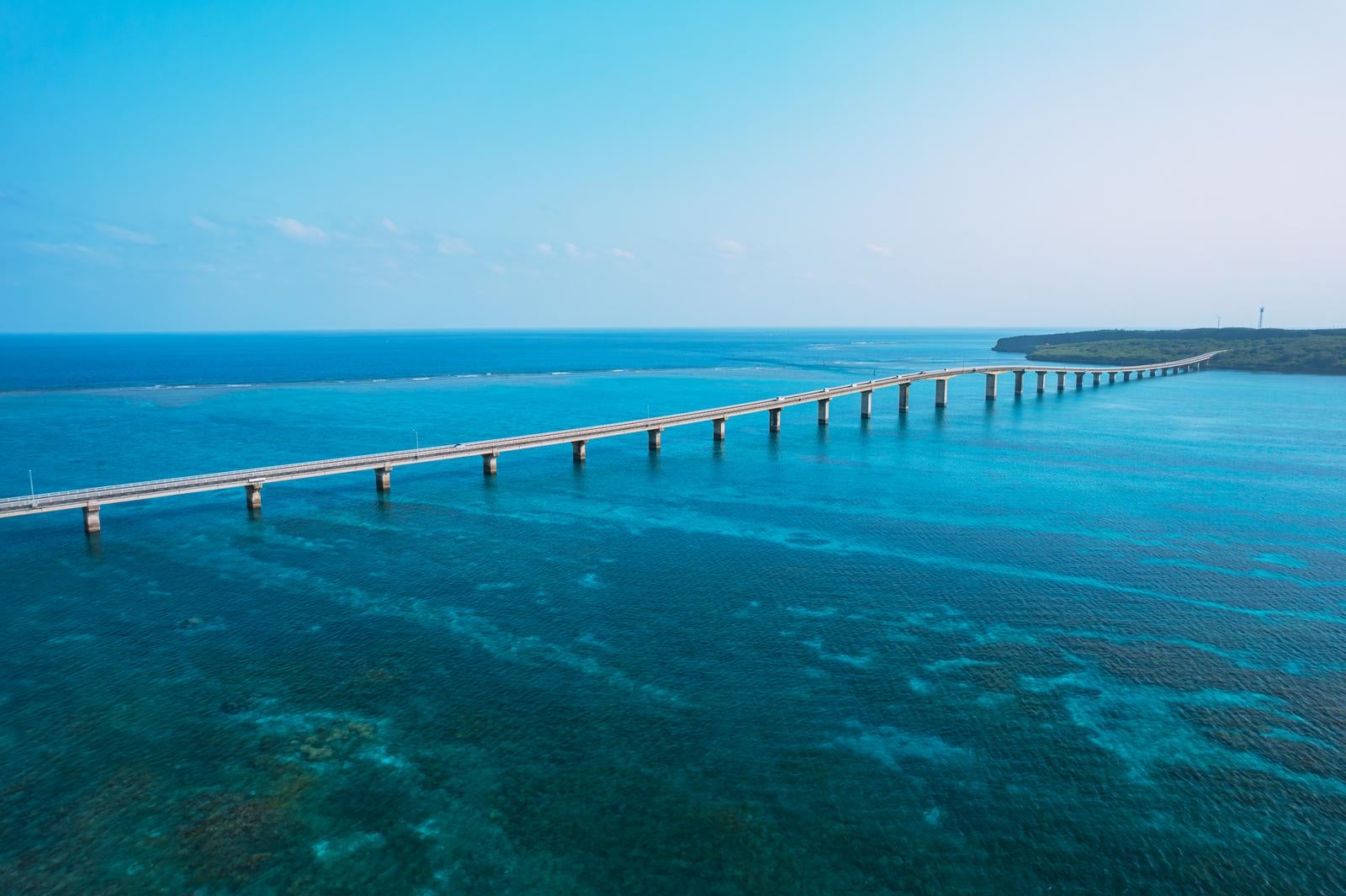 「来間島を結ぶ来間大橋」の写真
