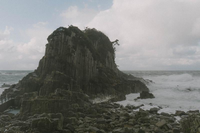 鉾島の越前海岸にそびえたつ柱状節理の写真