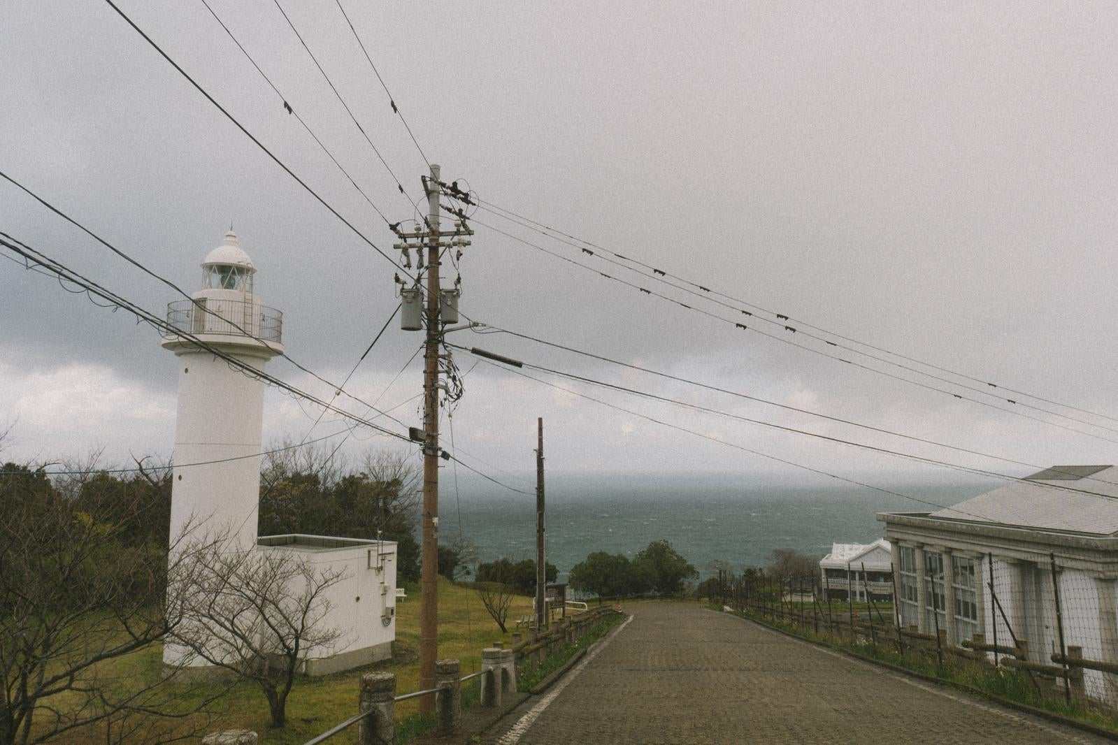 「海を見下ろすように立つ白い越前岬灯台」の写真