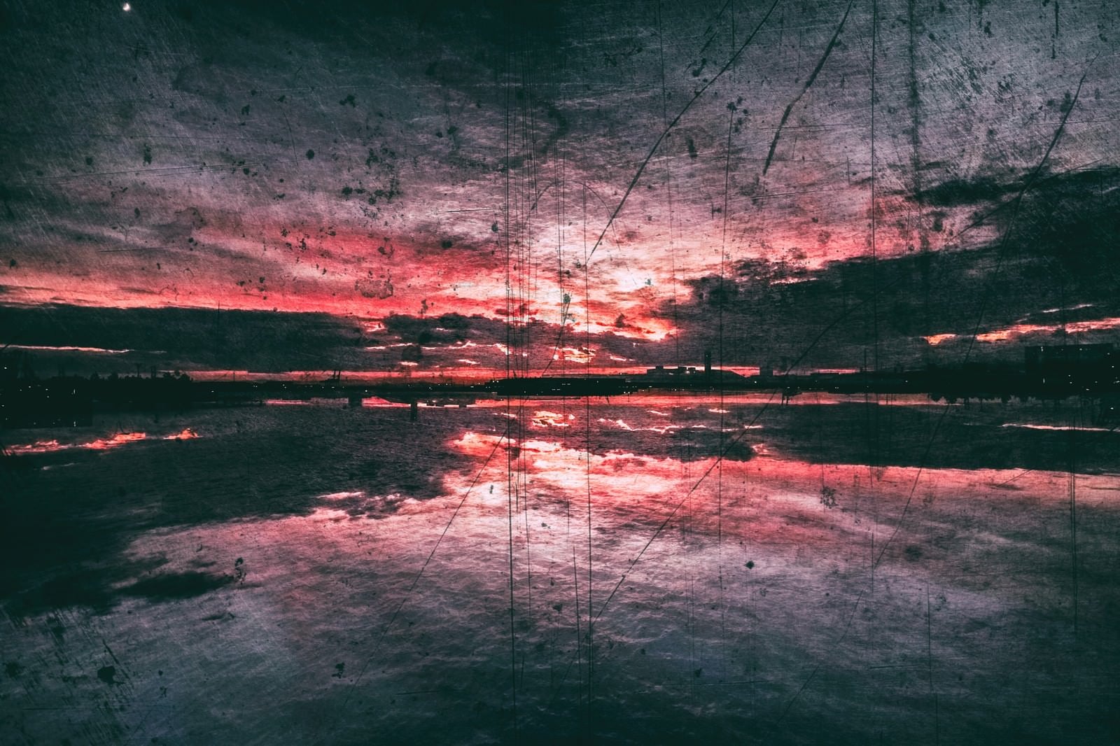 「夕焼け赤く反射する水面（ノイズ）」の写真