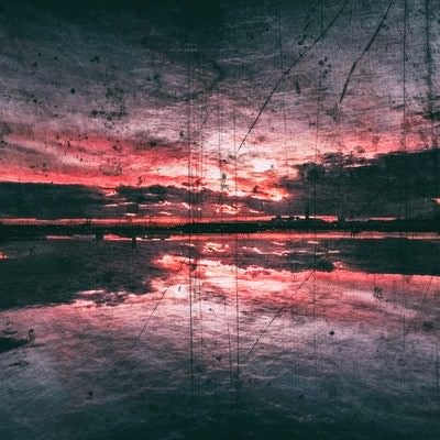 夕焼け赤く反射する水面（ノイズ）の写真