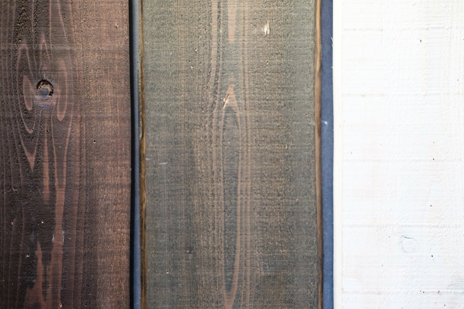「塗装された木の板」の写真