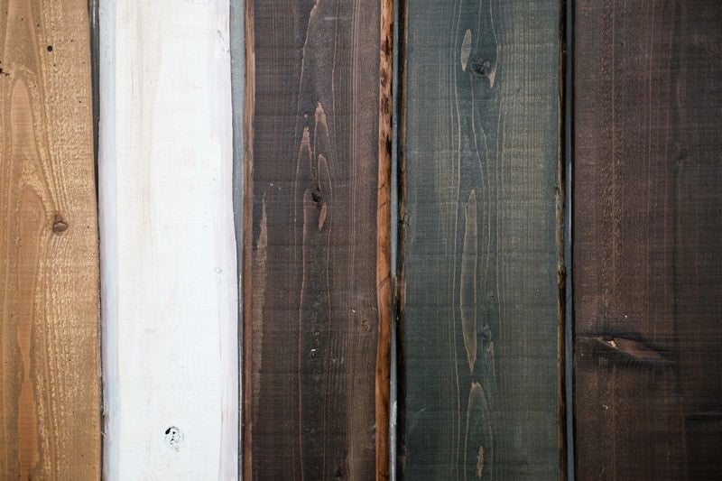 塗装の色が異なる木の板（テクスチャー）の写真