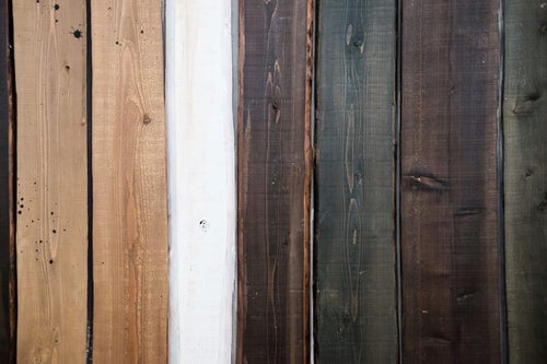 背景のデザインによく合う木目の板の写真