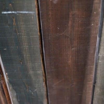 暗い色の木目の板の写真