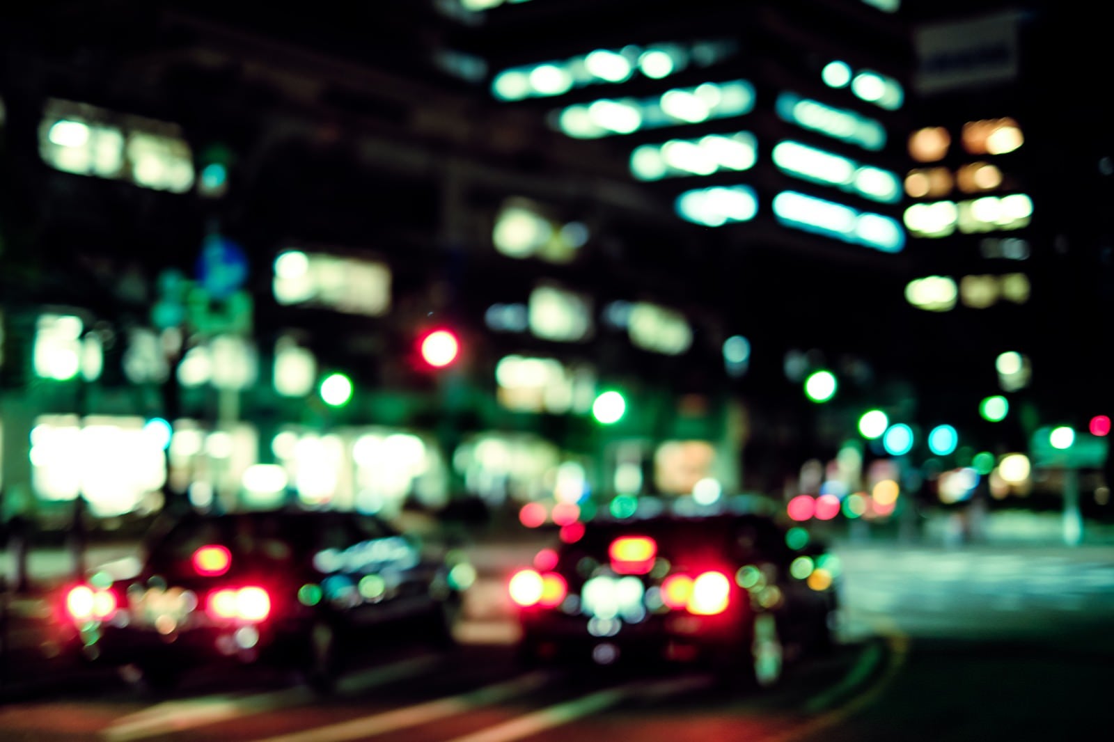 「交通量の多い深夜のオフィス街」の写真