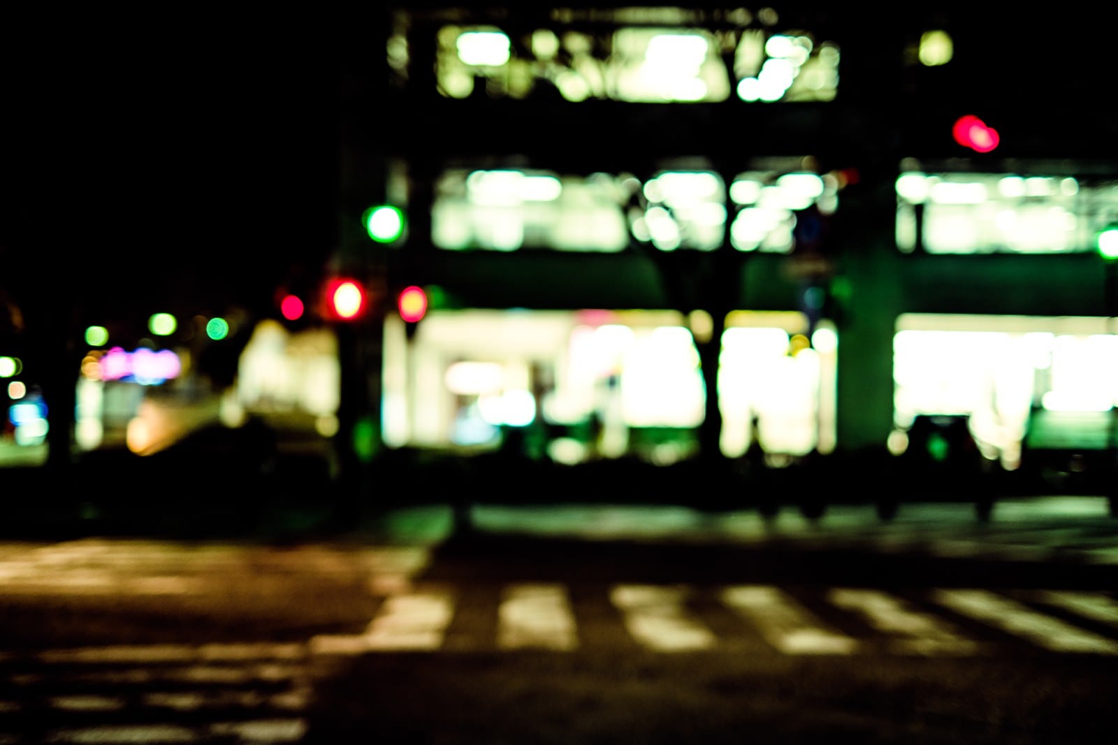 「夜間の信号待ち（横断歩道）」の写真