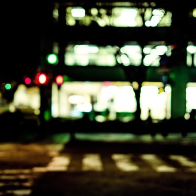 夜間の信号待ち（横断歩道）の写真