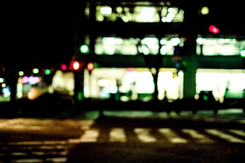 夜間の信号待ち（横断歩道）の写真