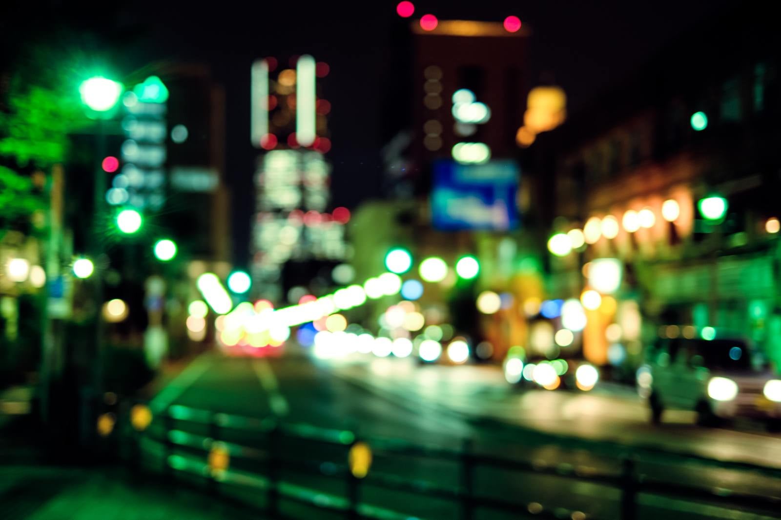 「夜道、明るい大通り」の写真
