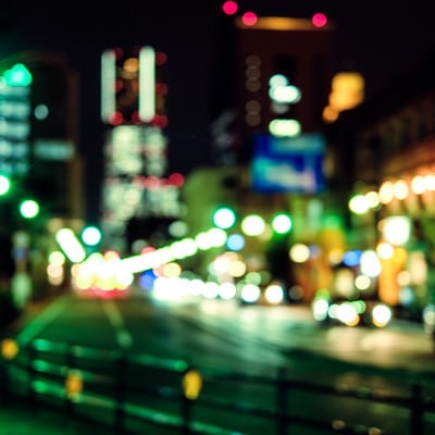 夜道、明るい大通りの写真