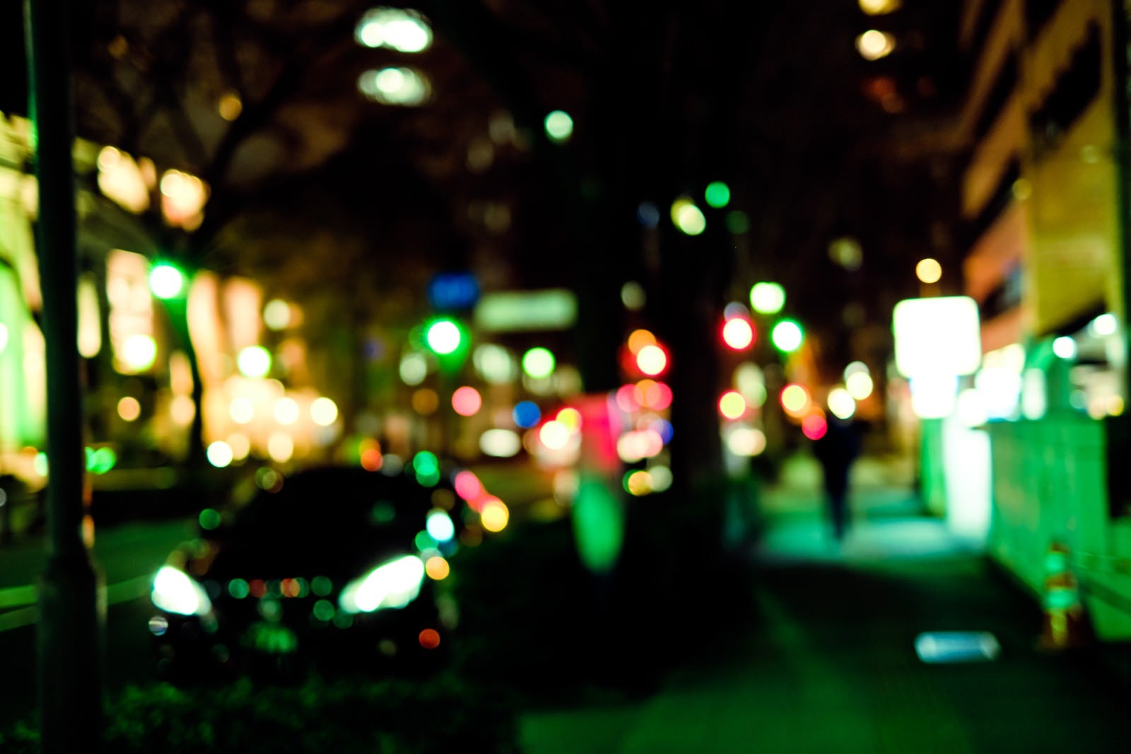 「大通りを抜けた横道（夜間）」の写真