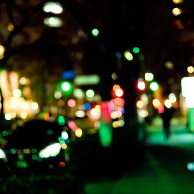 大通りを抜けた横道（夜間）の写真