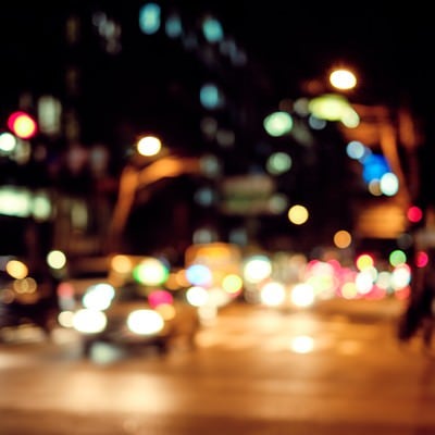 夜間、交通量の多い大通りの写真