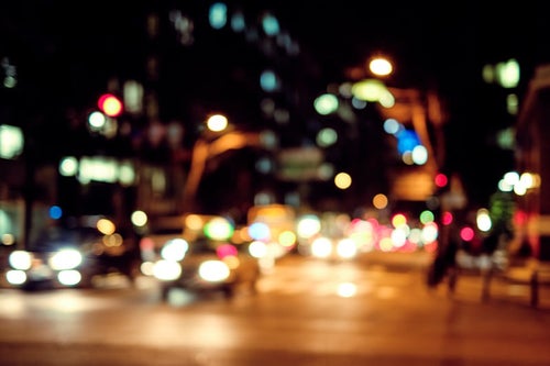 夜間、交通量の多い大通りの写真