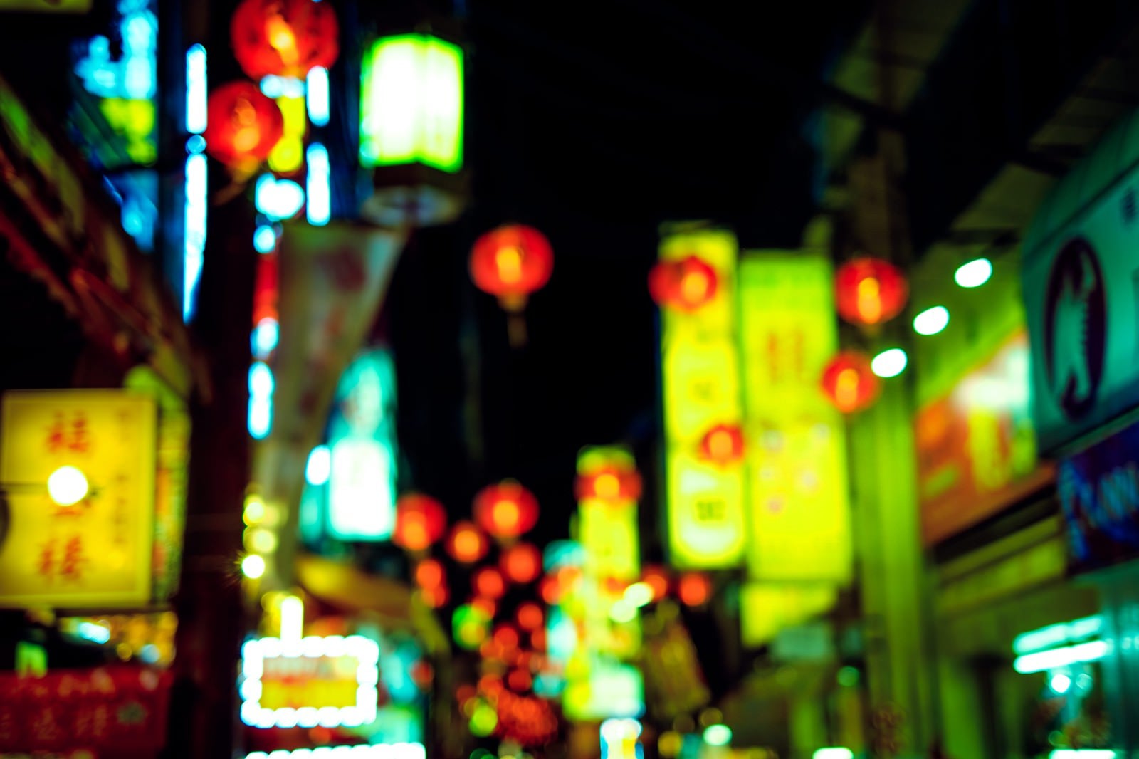 「夜の繁華街の看板」の写真