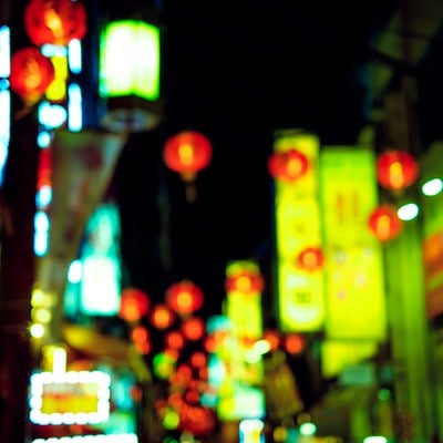 夜の繁華街の看板の写真