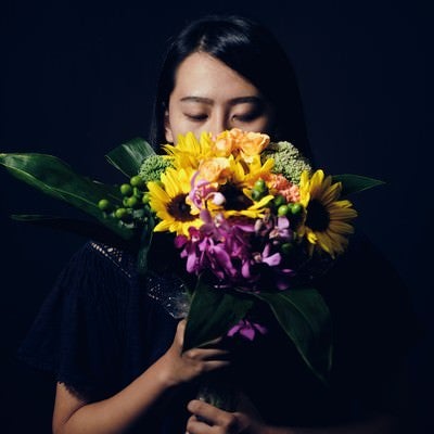 花束を持ち目を閉じてる沈黙女子の写真