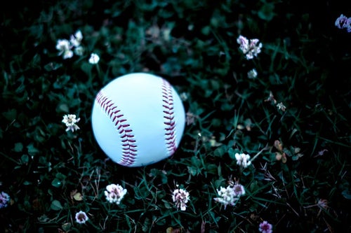 足元に転がる野球のボールの写真