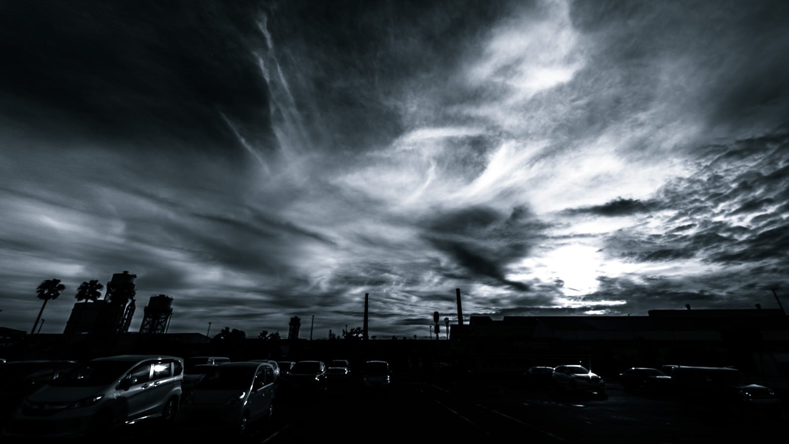 「駐車場からの雲行き（モノクロ）」の写真