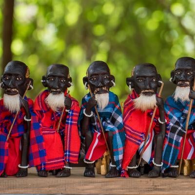 並んだ民族人形の写真