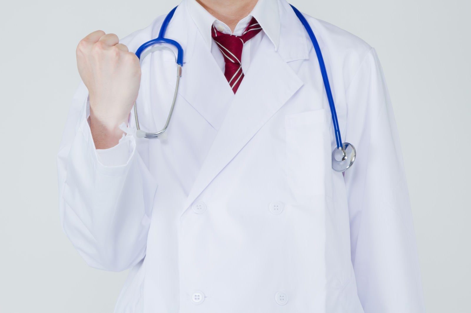 「白衣を着た医者から励まされる」の写真