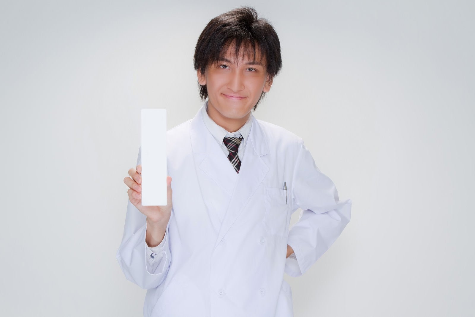 「白い札を持つ医師」の写真［モデル：ACE］