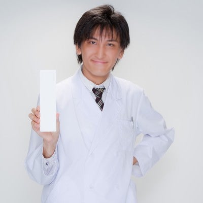 白い札を持つ医師の写真