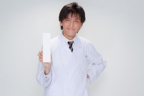 白い札を持つ医師の写真