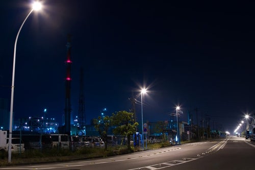 夜の工業地帯幹線道路の写真