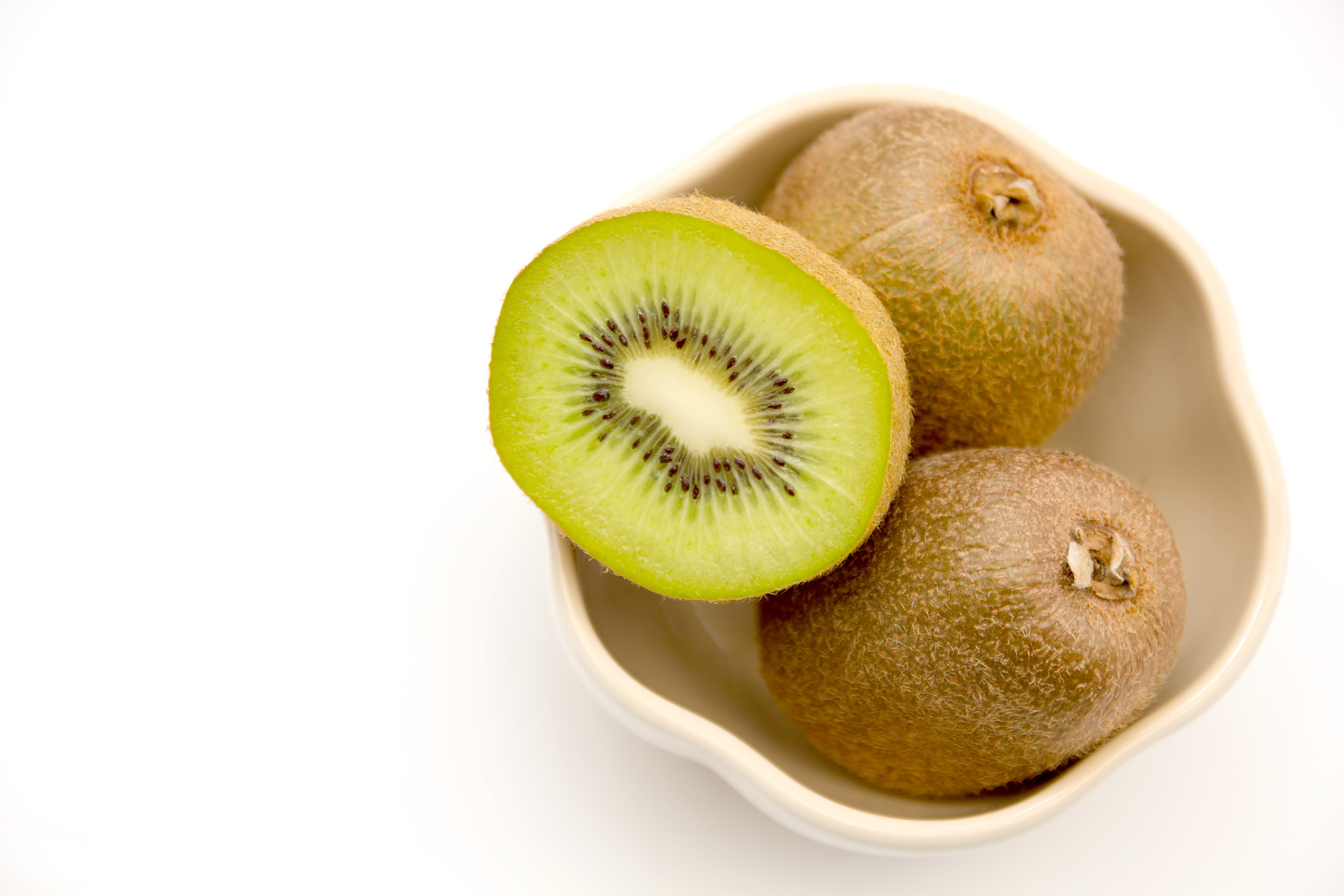 カップに入ったカットされたキウイフルーツの無料の写真素材 - ID.4924