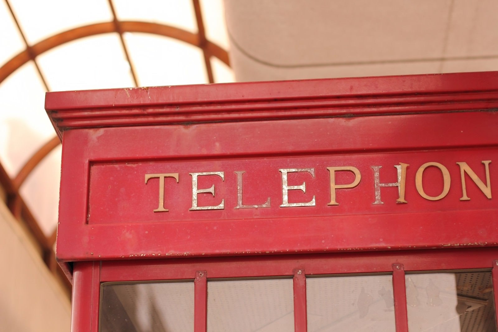「「TELEPHONE」と書かれた電話ボックス」の写真
