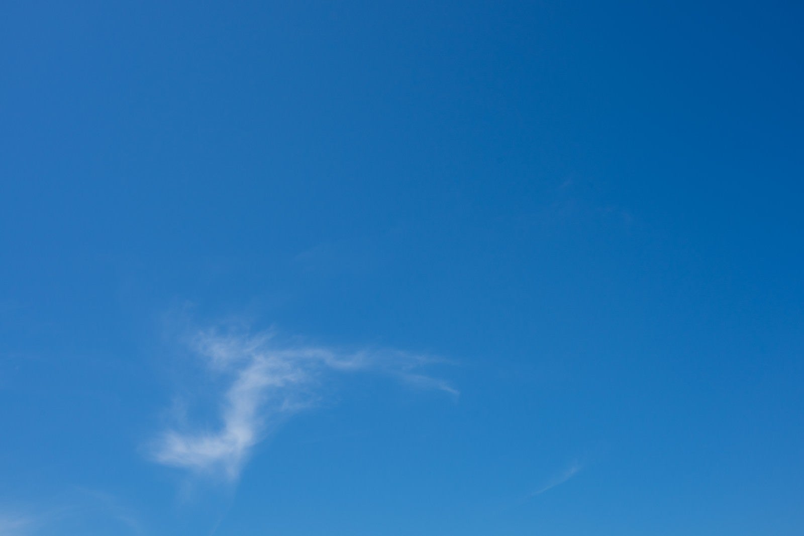 「あまり雲がない青空」の写真