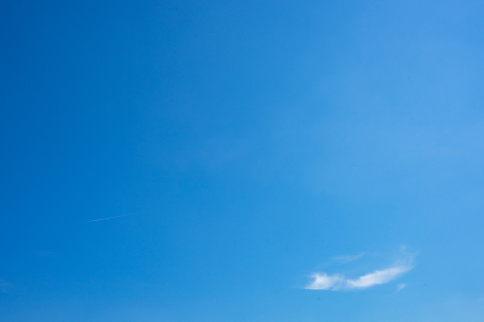 「青い空とちょこんと雲」の写真