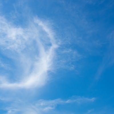 流れる雲と空の写真