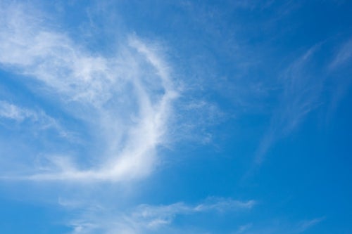 流れる雲と空の写真