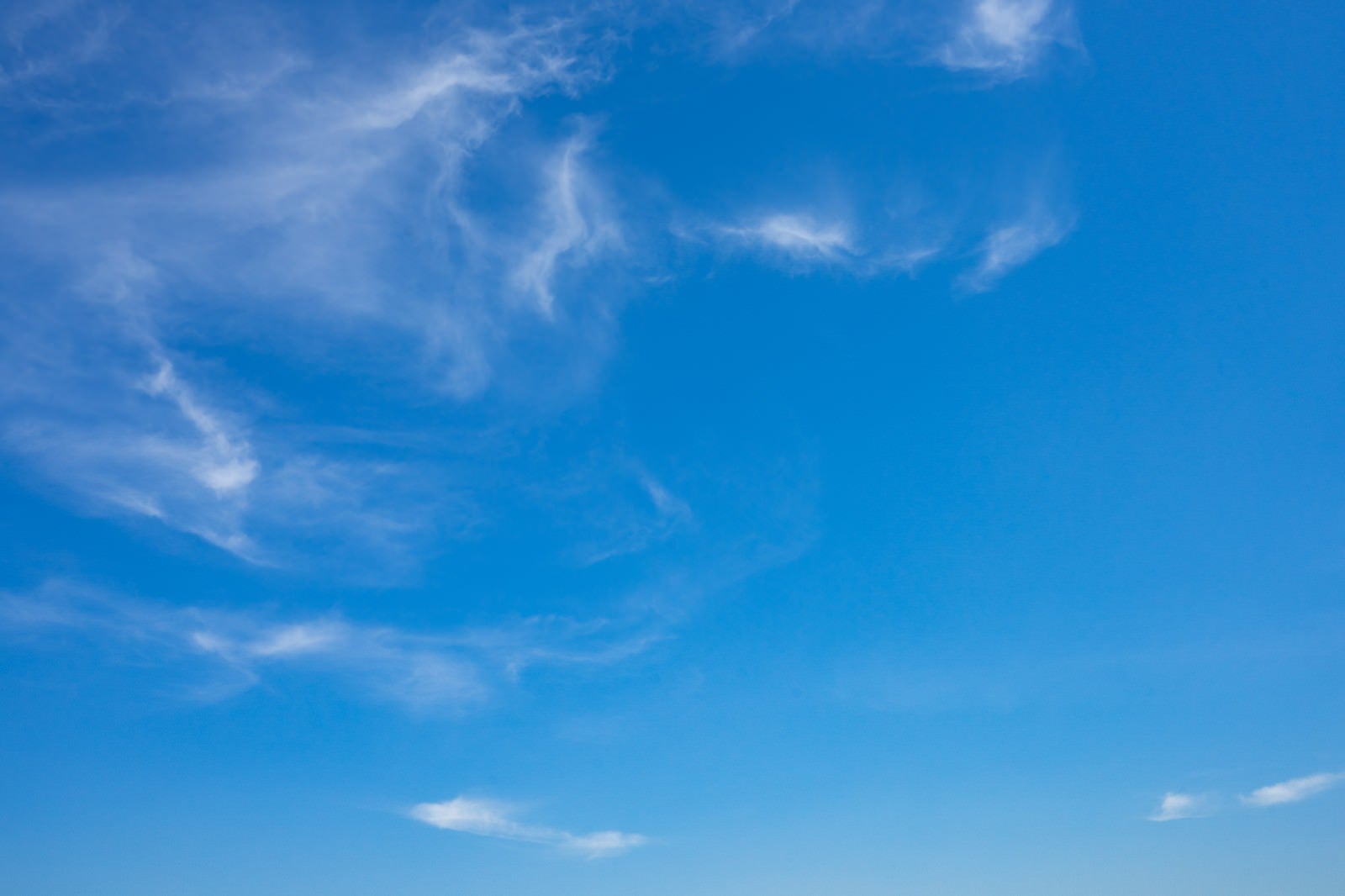 「ちぎれた雲と空」の写真