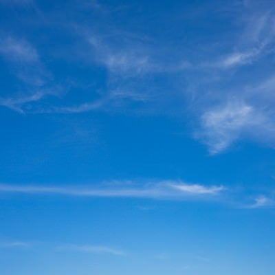 薄い雲と晴れた空の写真