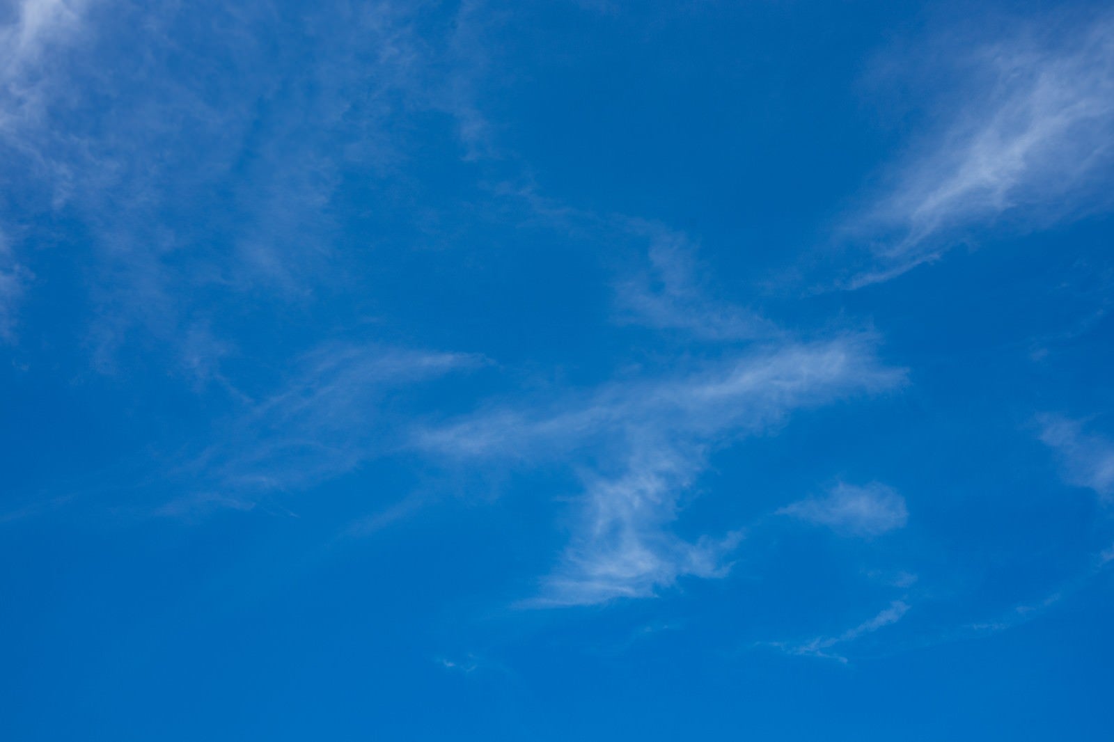 「青空と薄い雲」の写真