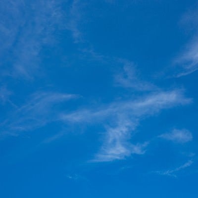 青空と薄い雲の写真