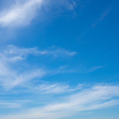 青空に薄い雲の写真