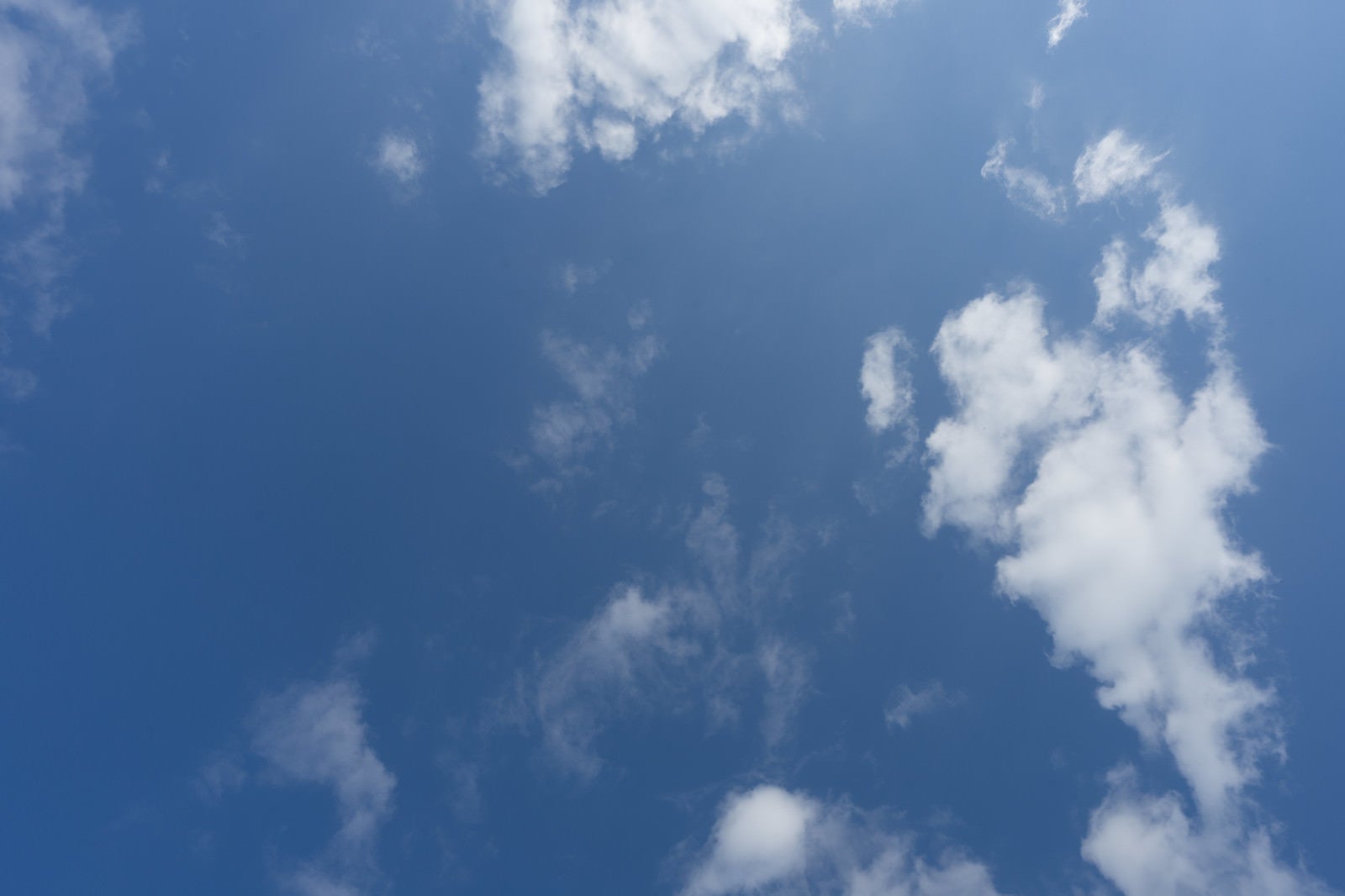 「よく晴れた日の空と雲」の写真