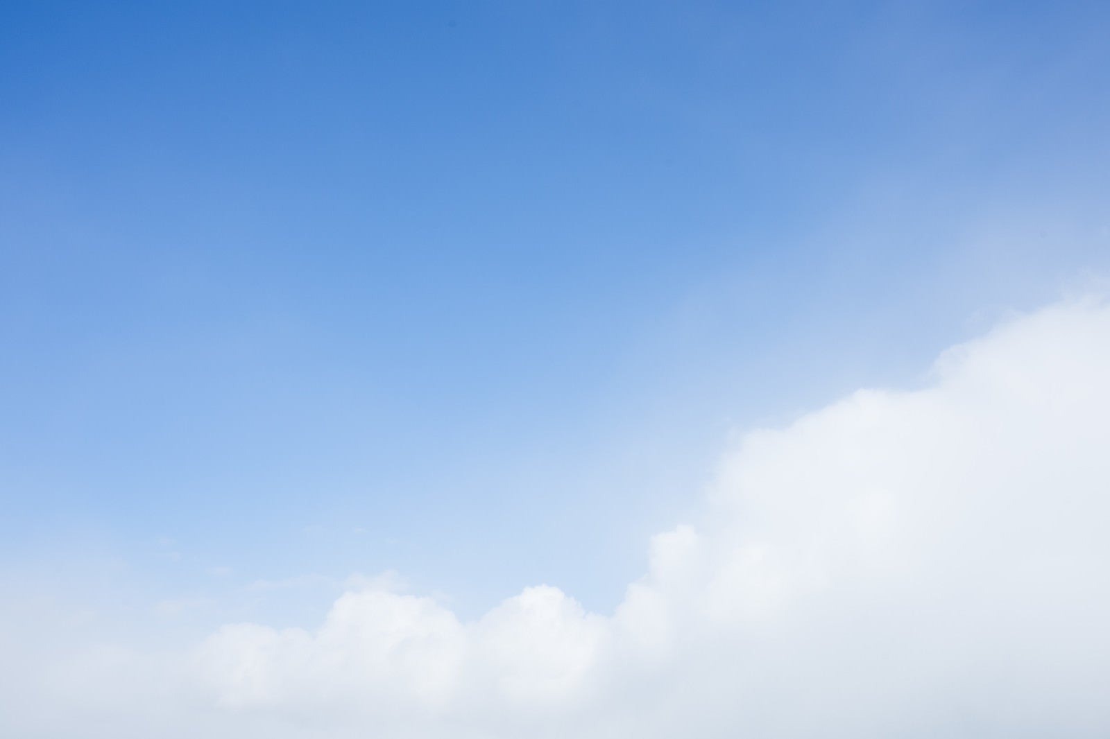 「もこもこ雲と青い空」の写真