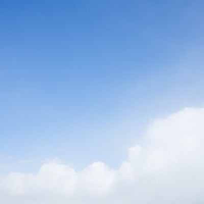 もこもこ雲と青い空の写真