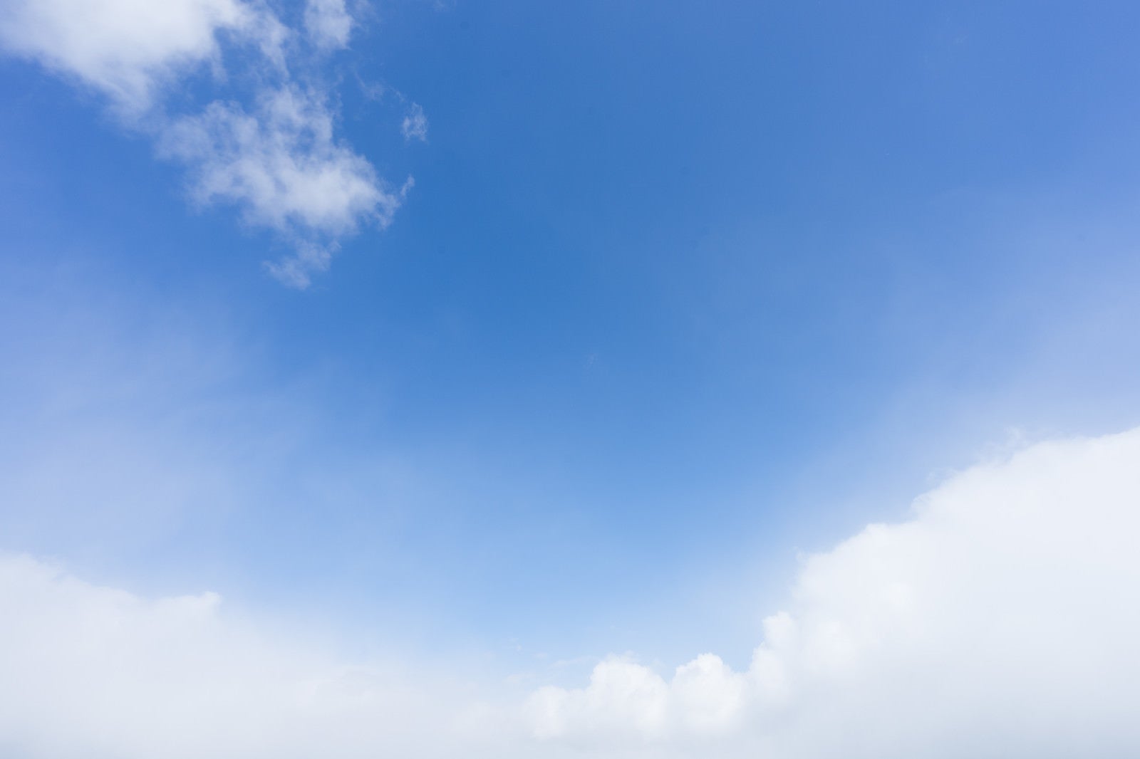 「青空と雲がふわふわ」の写真