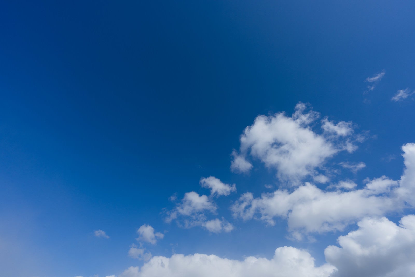 「青空に雲」の写真