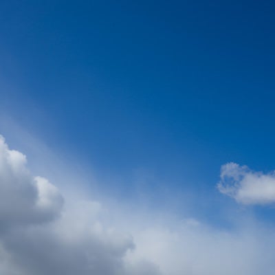 雨雲と青空の写真