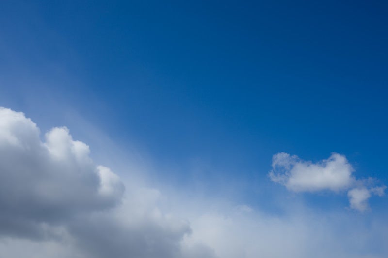 雨雲と青空の写真