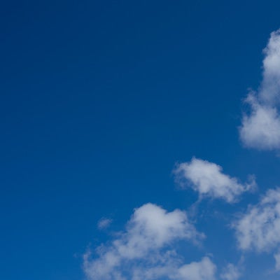 青空と浮かぶまばらな雲の写真