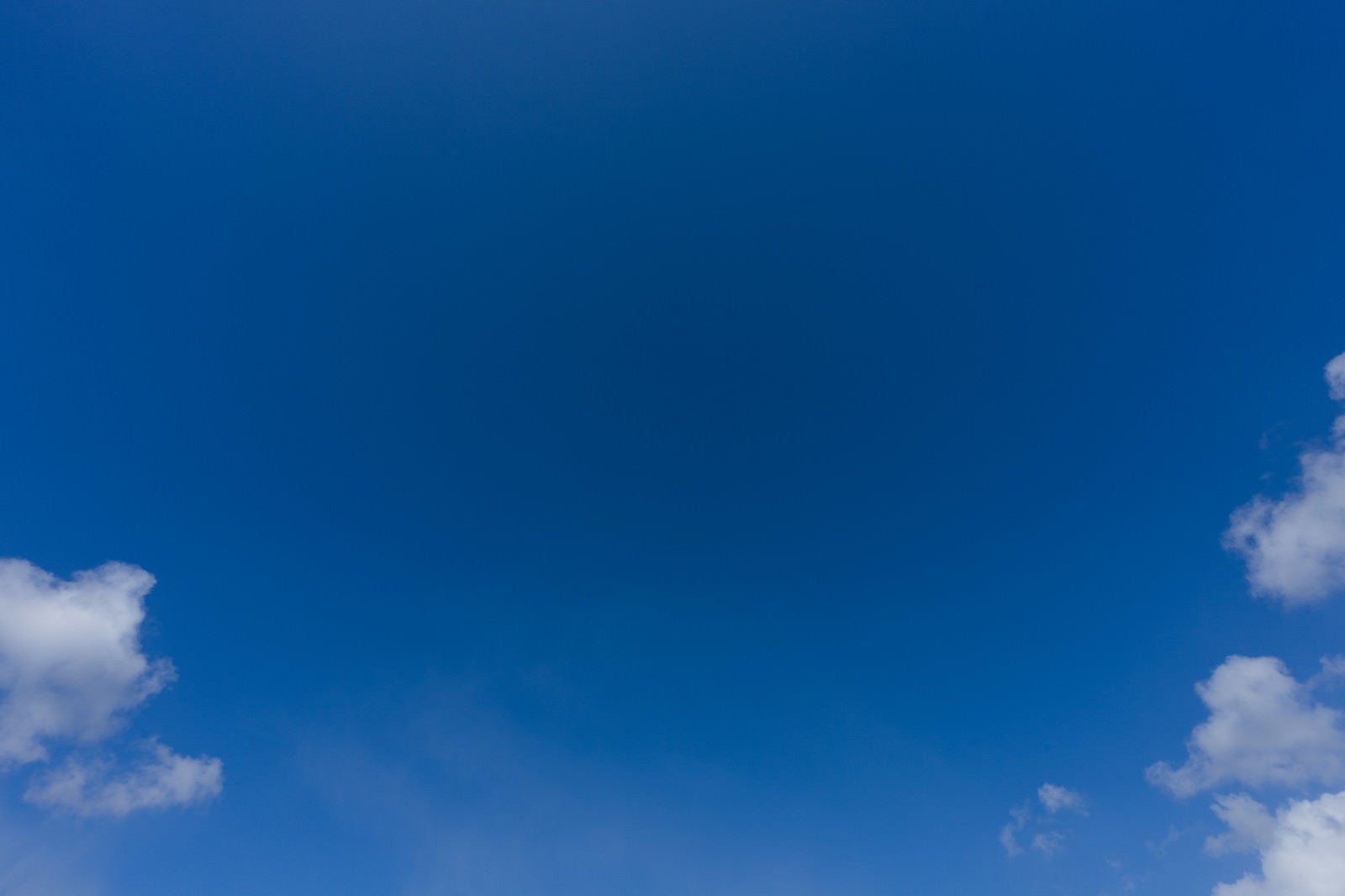 「少し雲が残る青空」の写真